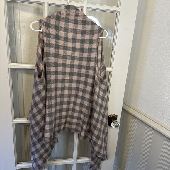 Buffalo Plaid Sleeveless Open Front Cardigan Asymmetrical Hem One Size Pink Grey - Picture 2 of 9